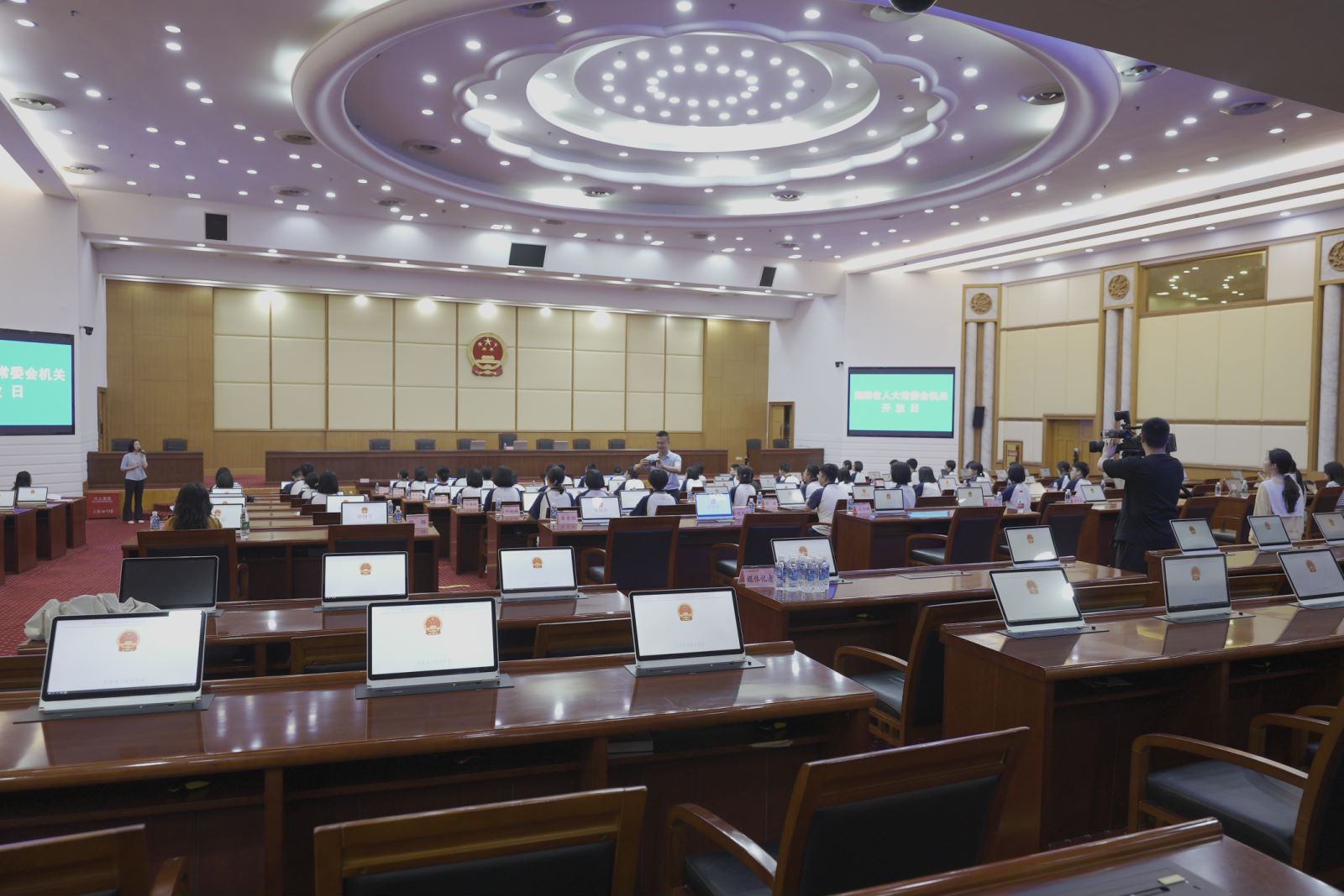演员陈伟霆回应大方官宣生子:我不能连第一步当爸的勇气都没有;并称自己13岁丧父从小敏感自卑怕被嘲笑(图1)